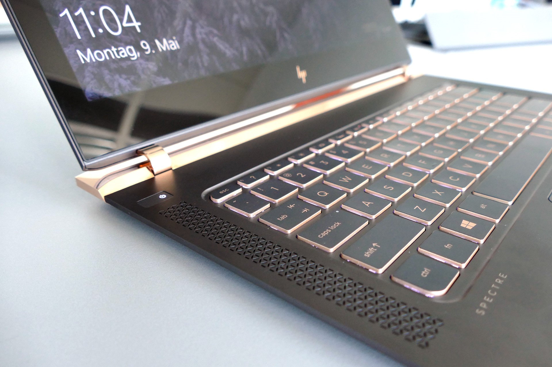 HP Spectre NoteBook 13 core i7 7th gen 256GB SSD/8GB intel UHD graphics - Image 2
