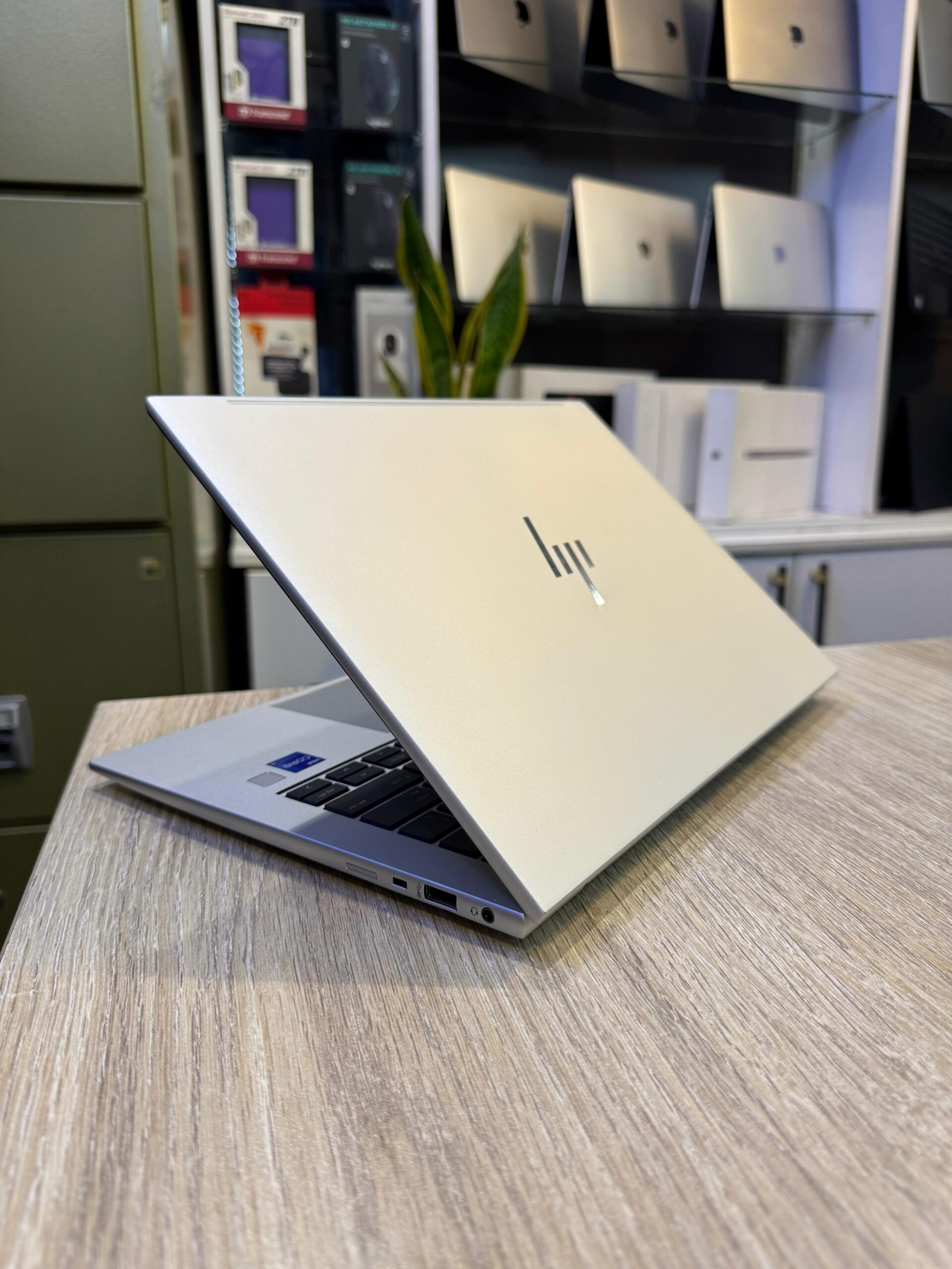 HP EliteBook 840 G9 Intel Core i7-1255U 10-Core Upto 4.7Ghz 16GB of DDR5 RAM 1TB PCIe M.2 SSD 14" FHD IPS Display Integrated Intel Iris Xe Graphics - Image 4