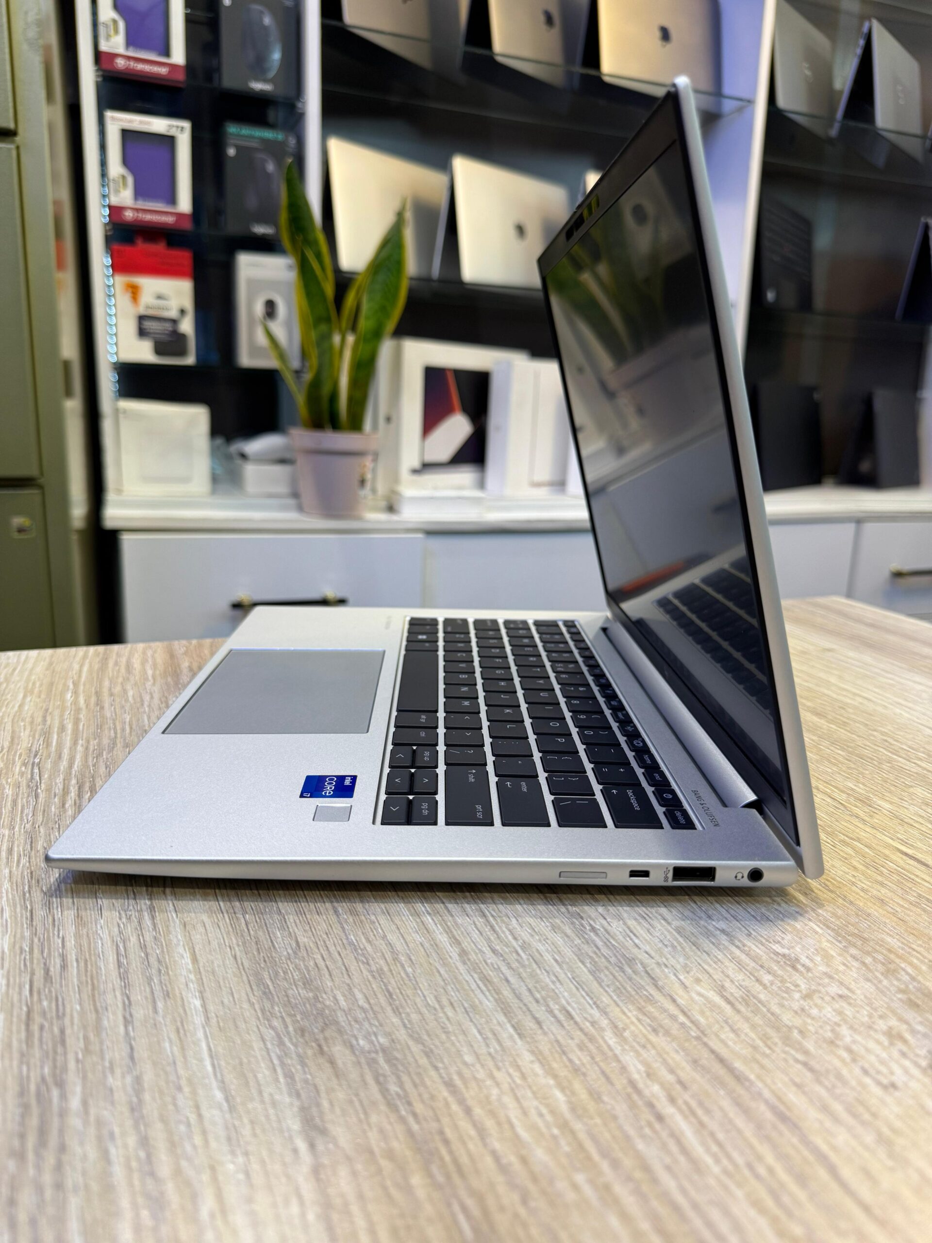 HP EliteBook 840 G9 Intel Core i7-1255U 10-Core Upto 4.7Ghz 16GB of DDR5 RAM 1TB PCIe M.2 SSD 14" FHD IPS Display Integrated Intel Iris Xe Graphics - Image 3